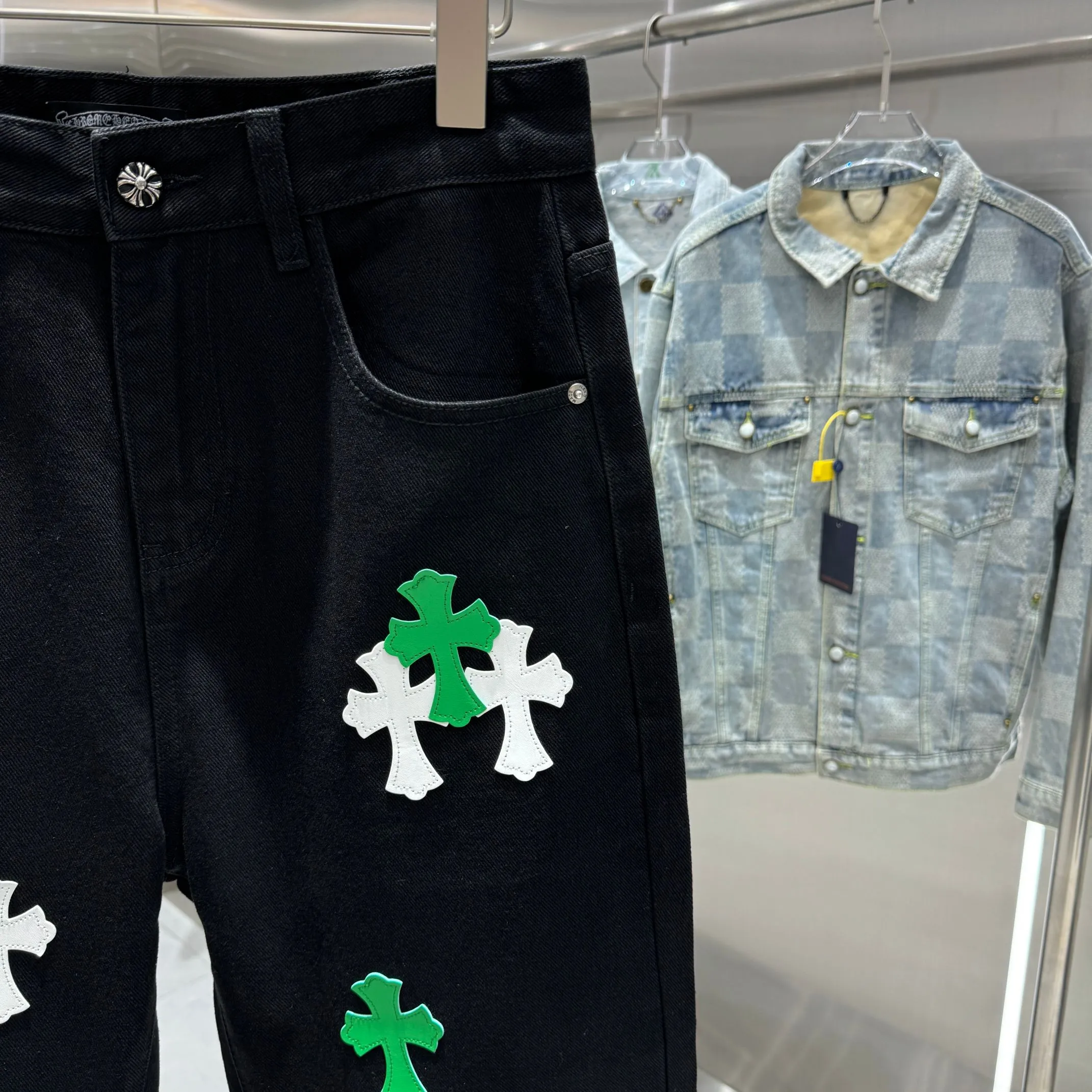 🅿️270 Crow Heart Cross Logo + Printed Logo Jeans 2025 latest product, original goods, washed casual jeans, imported original washed stretch fabric, comfortable and elastic, original hardware accessories decorated with logo, super correct version, extremely high grade, counter quality, fashionable and stylish upper body. The printing uses imported foam printing, customized buttons, YKK zippers. The complete set of accessories is customized by molding. Color: Black Size: S-XXL 28 30 32 34 36 code